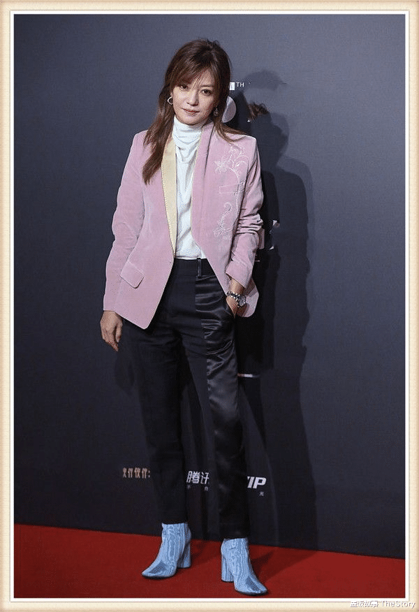 粉色|明星造型“尴尬史”：有人像荷包蛋，有人丑似女巫，有人老10岁