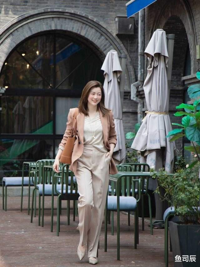 鱼司辰|女生不管高矮都可以这样穿，针织衫毛衣搭配牛仔裤，耐看又时髦