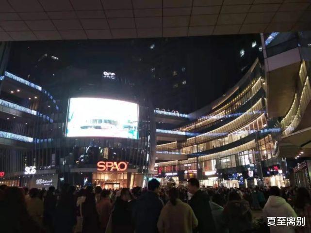 在长沙街头每天连唱4小时的年轻人:用着2万的设备,一晚收入0元