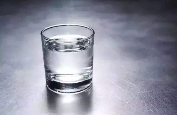 肝癌|早起一杯“白开水”，44岁男子确诊肝癌，医生摇头：太过无知，终害己