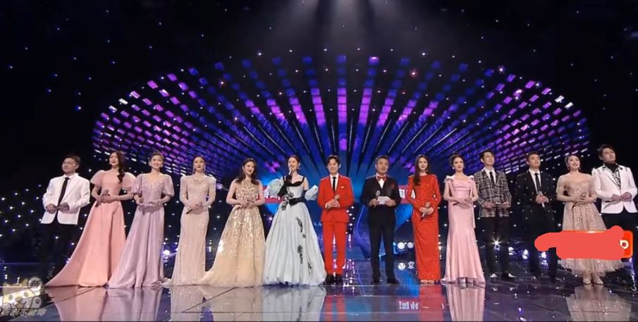 湖南卫视|湖南卫视跨年风格突变？14个主持人，站满舞台！却没几个认识！