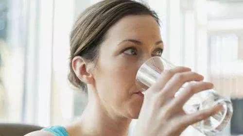 胃酸|肝胆科医生提醒:晨起有这4个表现,是肝在“求救”,别等肝脏受伤严重才后悔