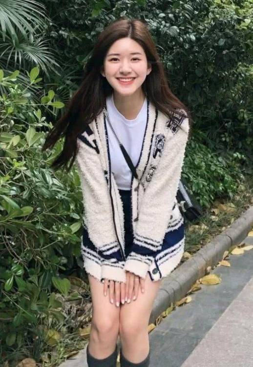 小智时尚|赵露思真的好会穿,私服堪称大学生范本,减龄同时元气满满