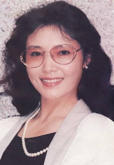 姜黎黎|“红牡丹”姜黎黎，68岁风韵犹存，晒与老公近照，女儿遗传了她的美貌