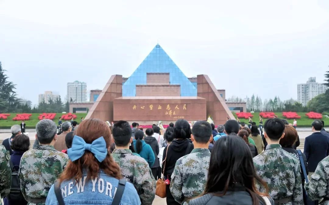 橙子正能量 清明时节，他们缅怀革命先烈，致敬百年征程