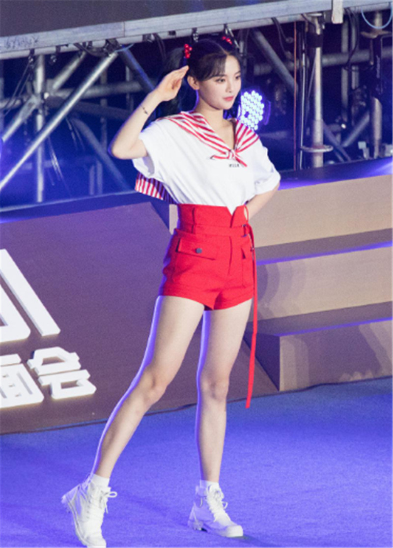 杨超越|杨超越刚吃完席，就上王者舞台了！还拍女仆大片，直男看了狂截屏