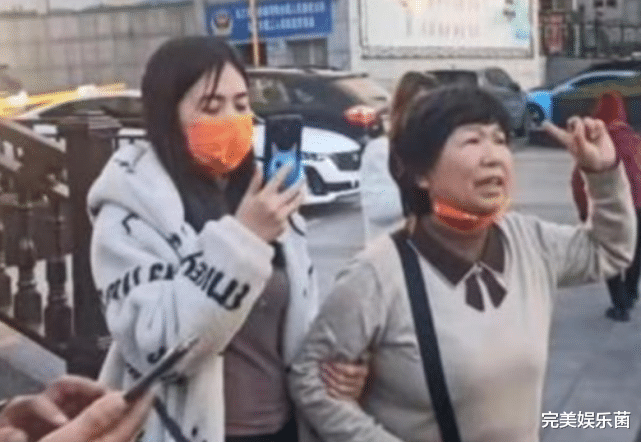 被请去喝茶?杜新枝上警车画面曝光,心有不甘被粉丝强行按进车内