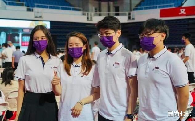 里尚七七 赌王幼女何超欣罕露面,穿抹胸裙身材太有料,脸和四太年轻时太像