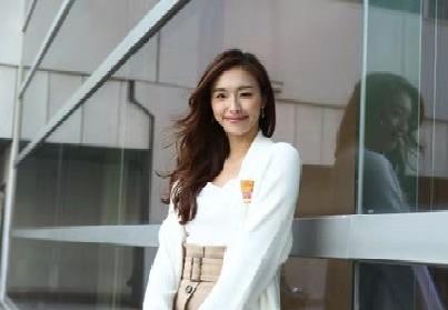 TVB|29岁TVB新天后, 穿超短裤晒长腿，网友：有点像陈法拉