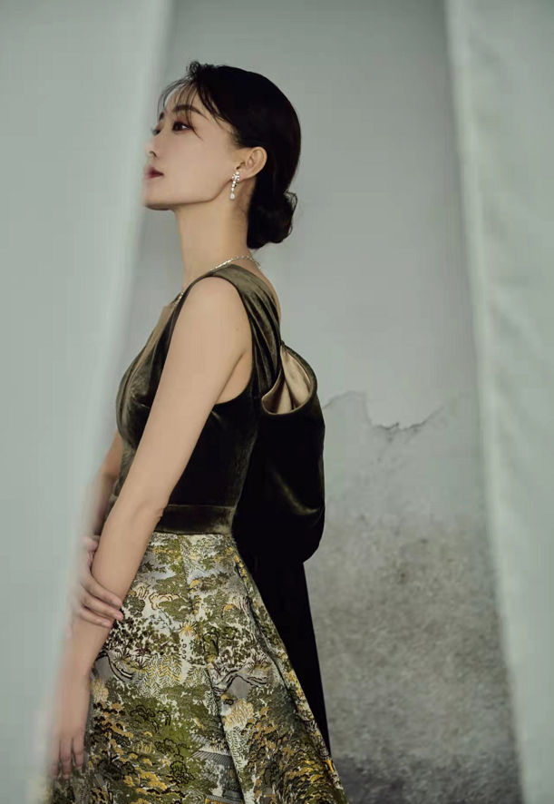 金鸡奖|中国风就是最牛的!张小斐穿云锦高定靠文化底蕴美过倪妮,成赢家