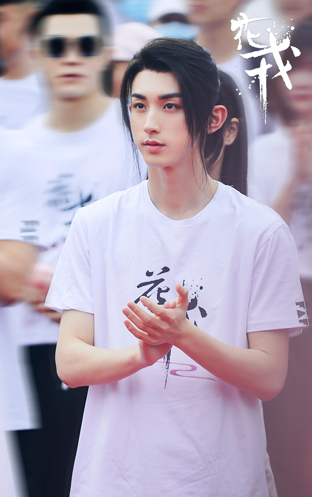 鞠婧祎|鞠婧祎新剧路透曝光，片场抱着玩偶不撒手，饭拍镜头下颜值超能打