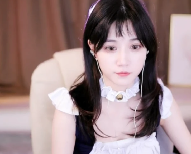 游戏主播|沫子首次晒闺房，满地的裤子信息量太大，网友：家里进贼了吗