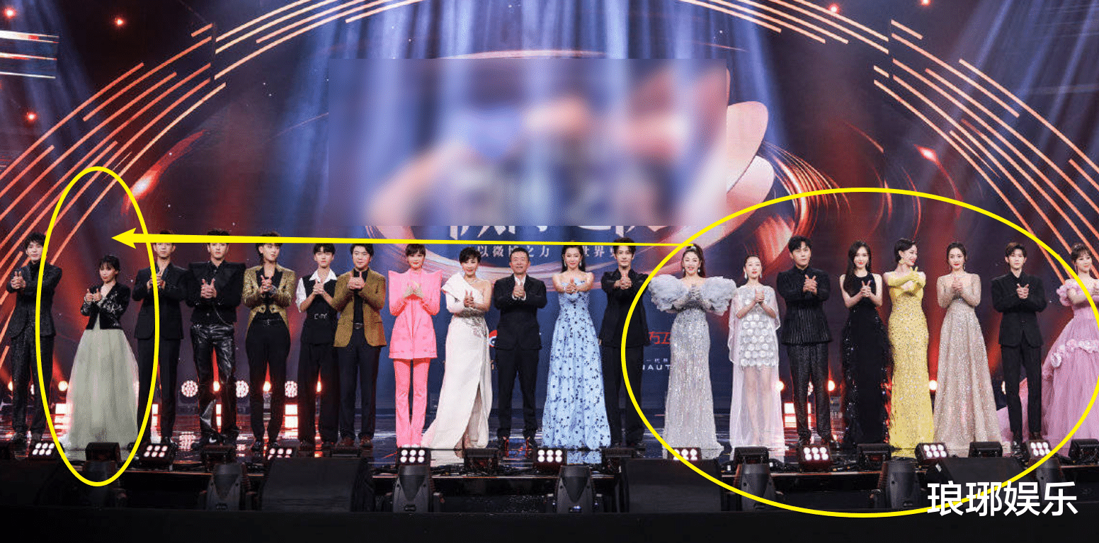 李子柒|李子柒现实中长相如何？和众女星上台站一起，真实颜值如何很显然