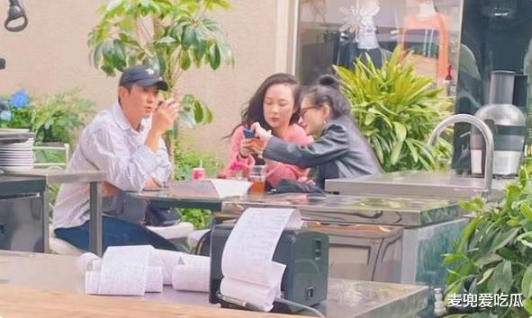 霍思燕|网友偶遇杜江夫妇出门旅游?霍思燕身材再次发福,胖出双下巴