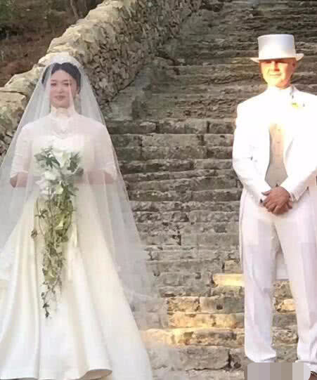 金星|金星汉斯结婚17周年，夫妻甜蜜牵手逛街，54岁金星搞怪像小女孩