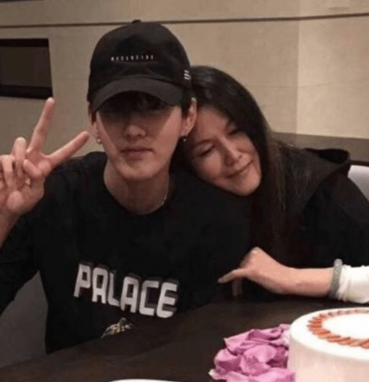 吴亦凡|吴亦凡妈妈苦寻律师无果，粉丝求都美竹：你救他，他娶你！