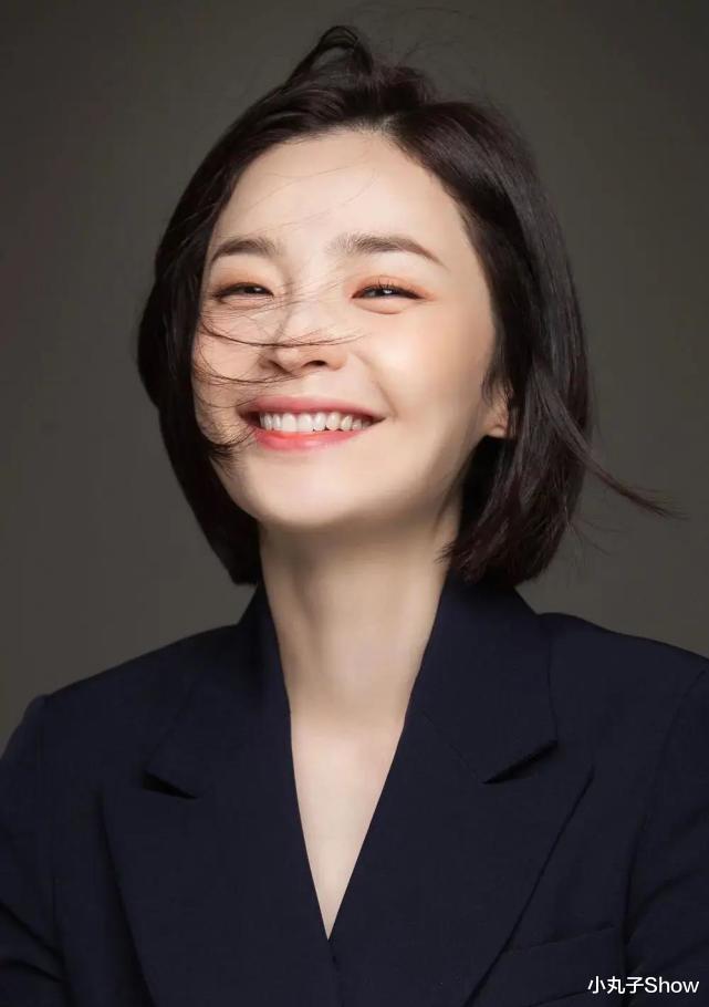 孙艺珍|女神孙艺珍新剧剧照曝光！黑色西装飒气十足，恋爱中的女人太美了