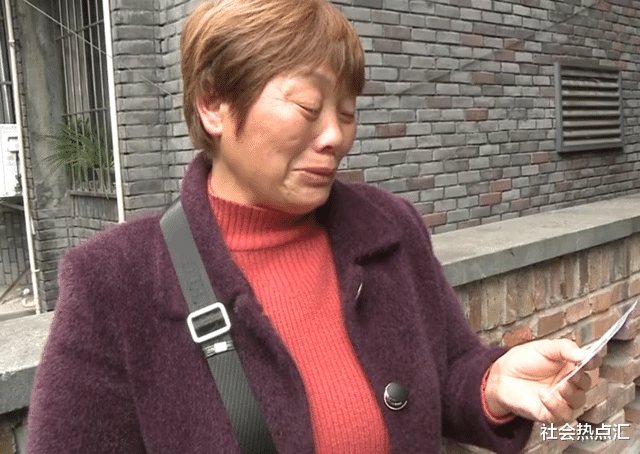儿子订婚当天失联,母亲急得泪流满面,带着照片进城寻人!
