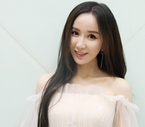 娄艺潇|娄艺潇被曝卖“假货”？疑故意写错字企图蒙混过关，却被网友揭穿