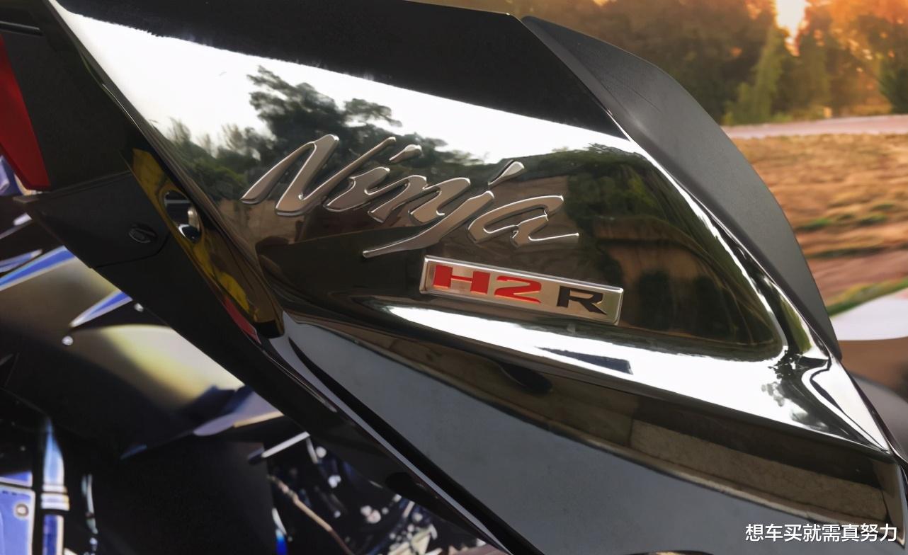 川崎h2r|重庆摩友花81万元买辆川崎H2R，开箱现场口哨声不断，它千金难求