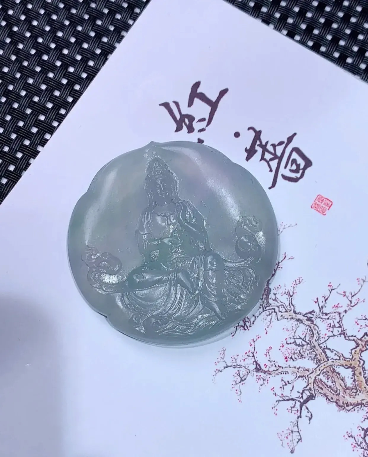 翡翠|种水好的翡翠吊坠越戴越有味翡翠吊坠的款式有很多每一件都是独一无二的，美出自己的特色