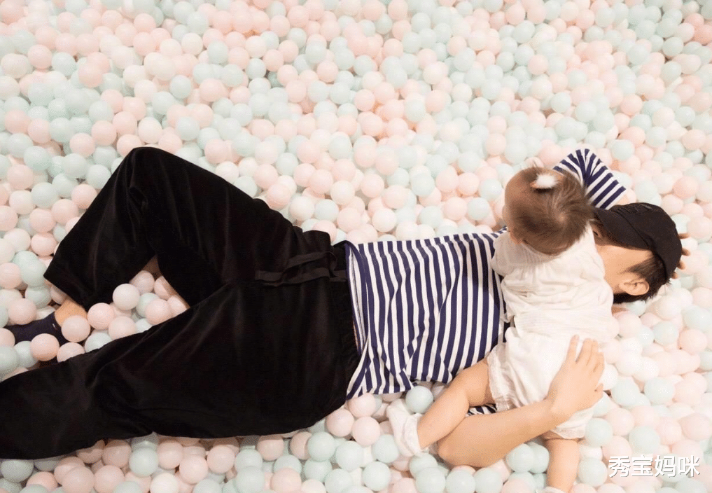 董子健|董子健女儿睫毛“太长”，长相神似动漫人物，完美继承父母优点