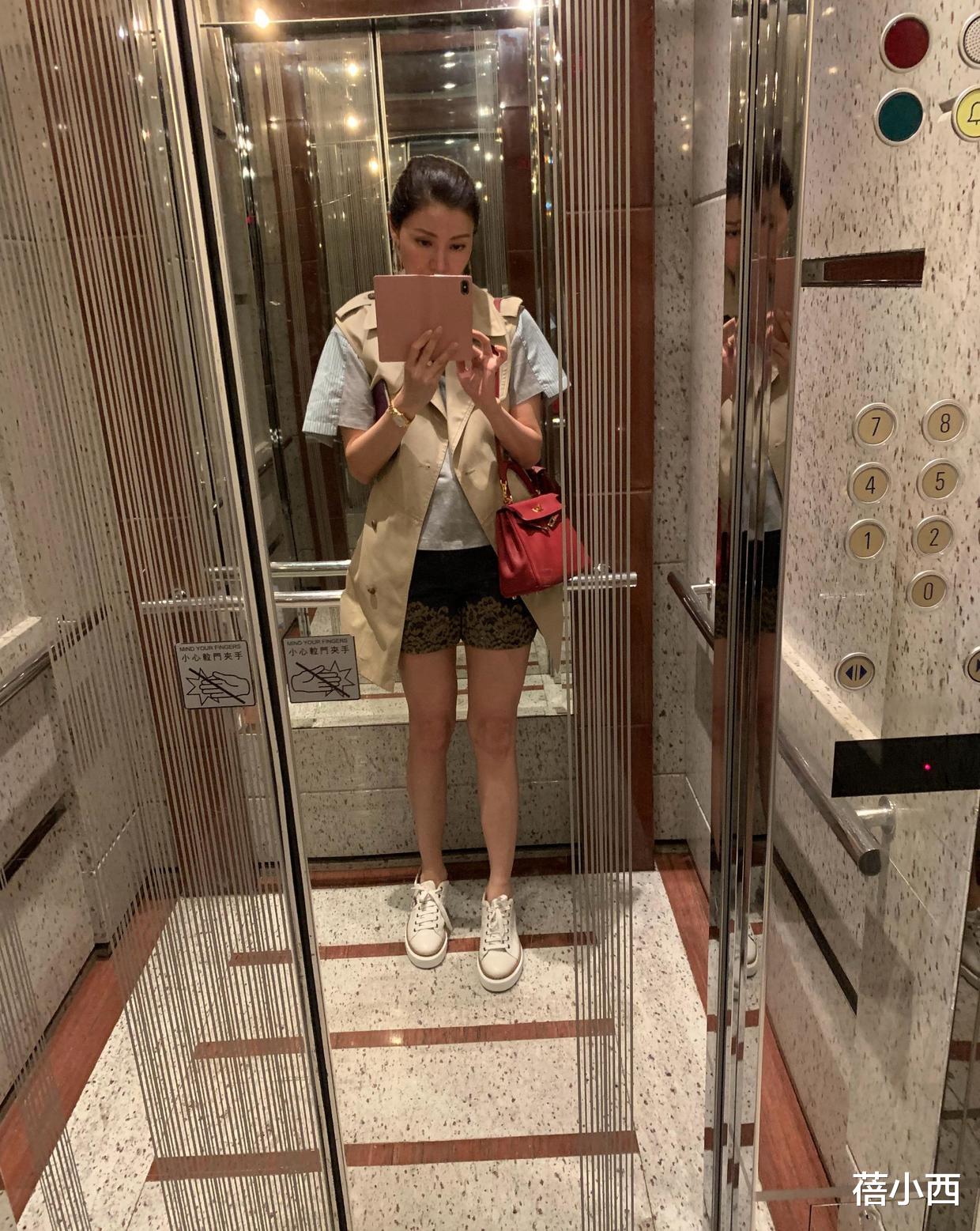 李玟|李嘉欣很不愧是“最美港姐”，51岁穿抹胸裙没有一丝赘肉，太惊艳