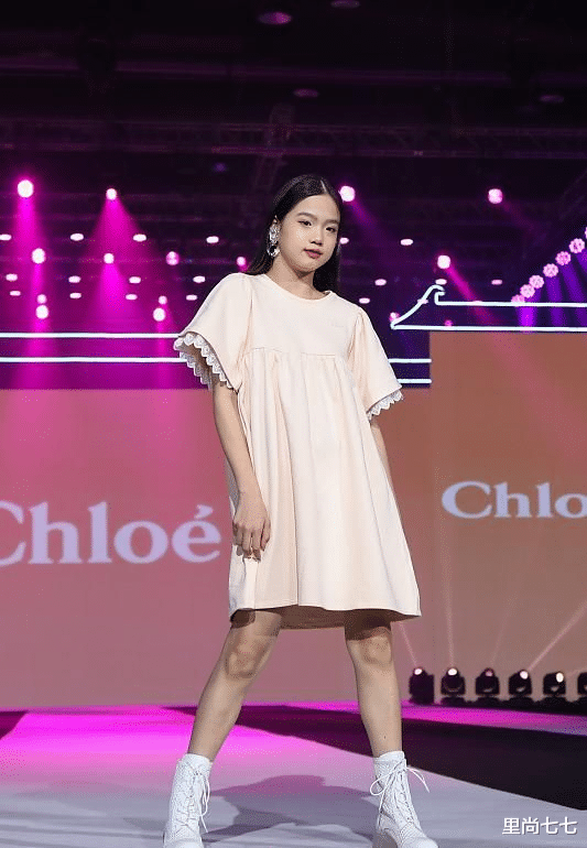 里尚七七|钟丽缇一家为张伦硕庆生，母女仨左拥右抱，次女颜值逆袭美过考拉