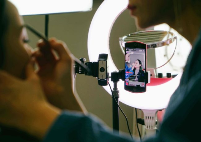 明星|最惨带货明星：67岁“鸠摩智”李国麟直播带货，8小时内无人下单