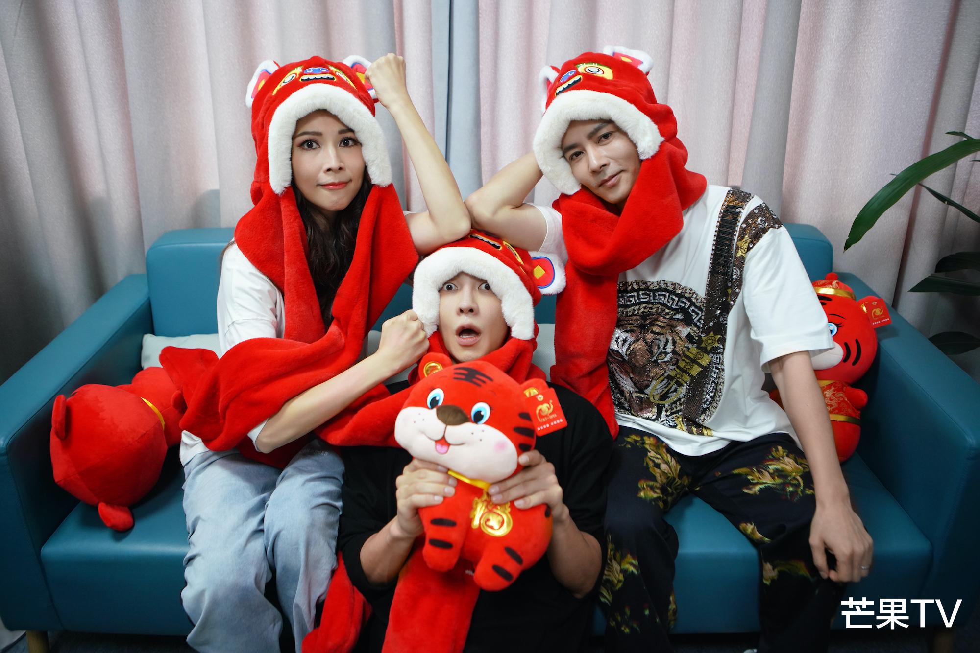 高瀚宇|《小芒年货节》后台花絮曝光 张晋蔡少芬高瀚宇晒一家三口虎头照