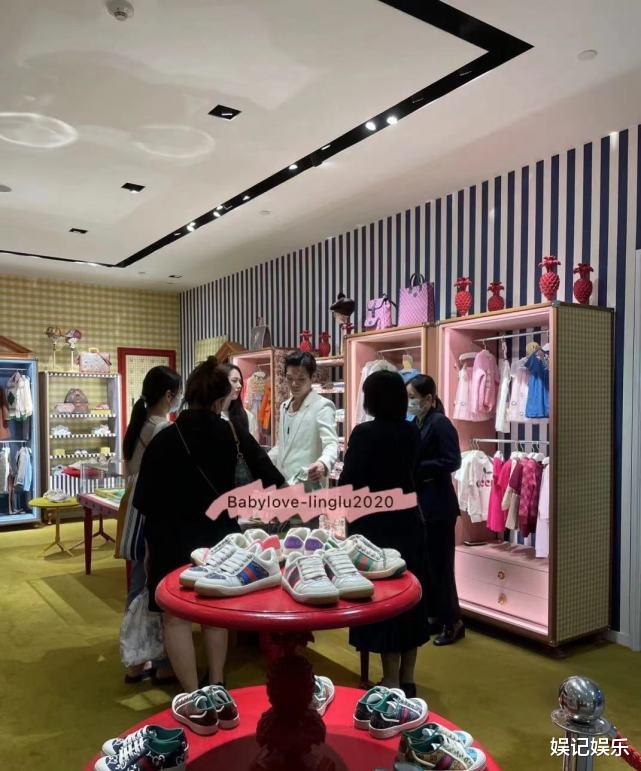 郭碧婷|向佐郭碧婷带女儿外出用餐，cora在餐桌上玩，脸蛋肉嘟嘟像洋娃娃