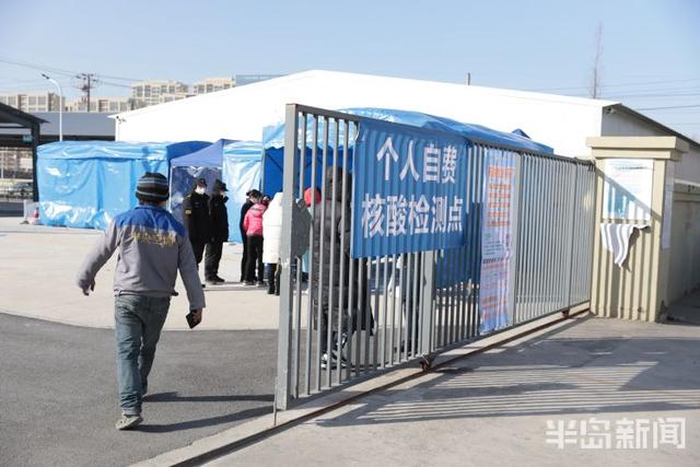 半岛新闻客户端 核酸采样点设在务工市场，为返乡人员提供便利