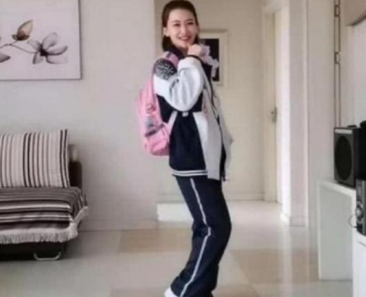严选 43岁老妈试穿女儿校服意外走红,颜值不输校花!一运动或是功臣