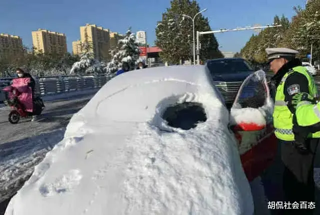下雪后，“奇异”汽车惊现街头，网友知道司机的身份后笑翻了