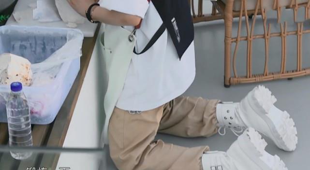 去不掉的个性|姚安娜没公主病，把椅子让给宁静自己蹲地上，蹲姿尽显真实人品