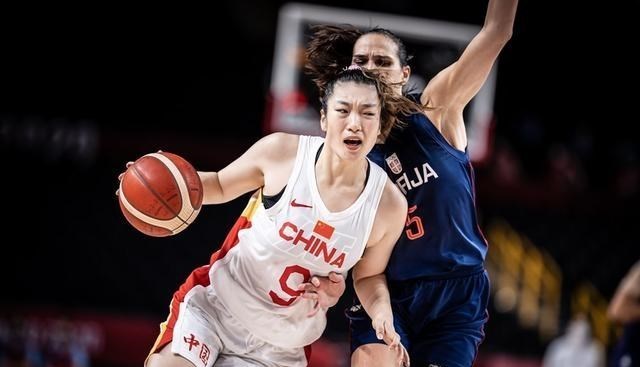 雪落无尘谈|太遗憾！后卫挖坑，一姐梦游，三大中锋合砍36+15女篮仍然出局