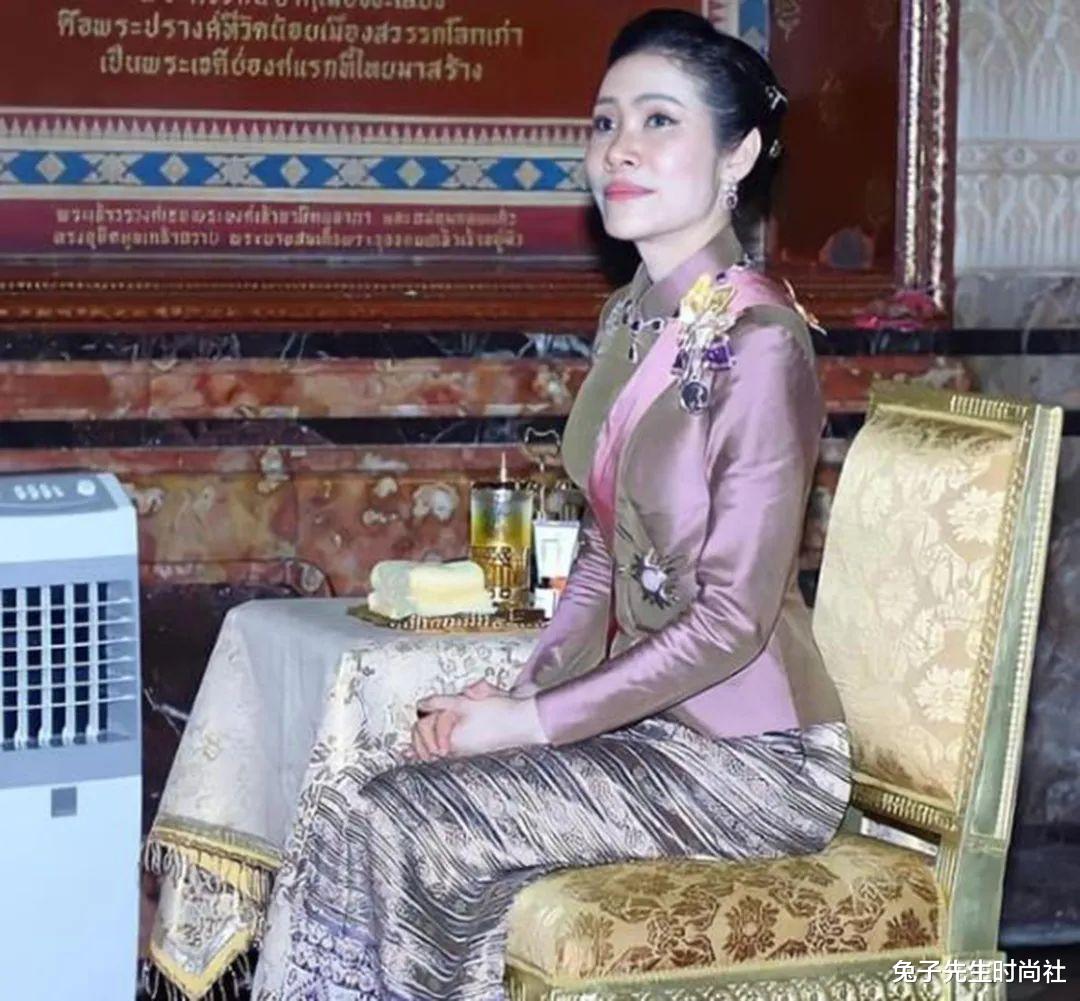泰王独自前往德国，诗妮娜留在王室单独出席公务，表情僵硬而无奈