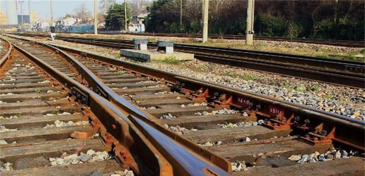 大城小乐故事 火车轨道的碎石子,究竟有什么作用?为何高铁不用铺设?