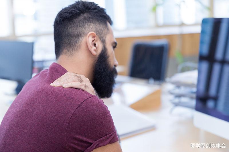 医学原创故事会 35岁男子通宵熬夜加班，凌晨肩膀痛离世，妻子痛哭孩子还没满月