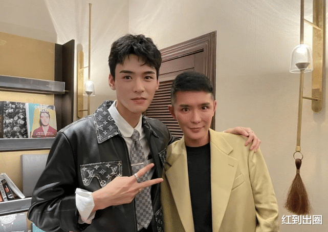 杨幂|酒会内场看出真实人气：宋茜龚俊被争相合照，杨幂饮酒应酬惊艳四座