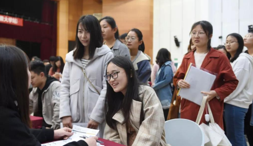 西装|大学毕业后找工作，校招和社招哪个更靠谱，辅导员一语道破玄机
