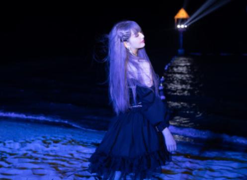 佟丽娅|38岁佟丽娅女团舞首秀，紫长发配露脐装超妩媚，网友：心疼陈思诚