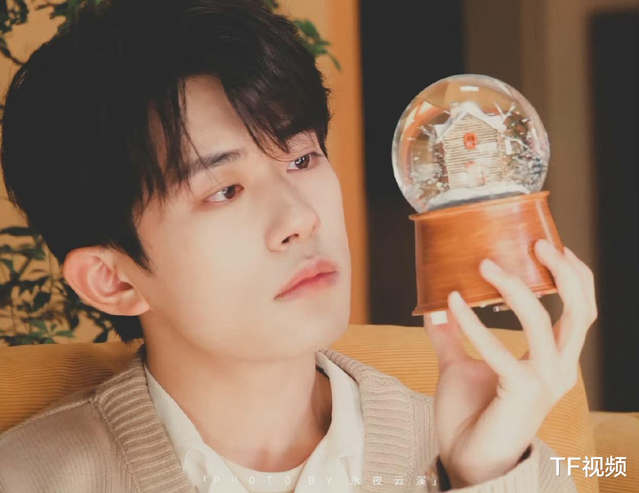 哈利·波特|记者回忆自己眼中的易烊千玺，分享带伤细节，夸赞他职业素养很棒