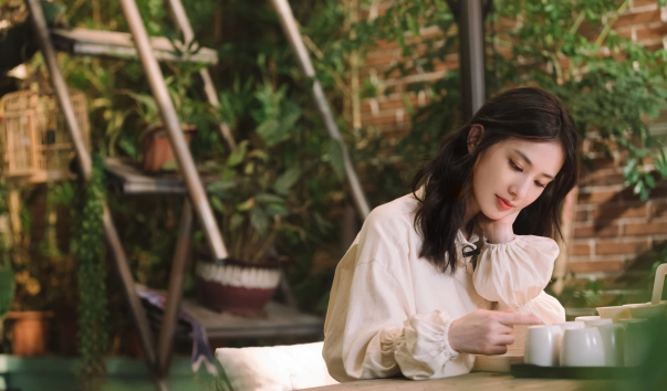 黄圣依|黄圣依街头横空抱老公！穿高跟鞋配黑丝险摔倒，杨子双腿夹紧场面滑稽