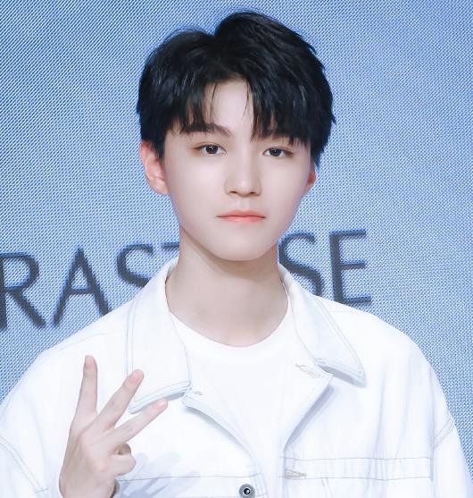 王俊凯|王俊凯给粉丝送月饼，用材是诚意之作，包装和外形和小凯相关