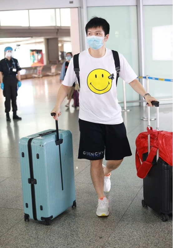 BiuFashion|樊振东和刘诗雯凯旋而归，朴素穿搭也抢眼，小熊图案展现俏皮一面