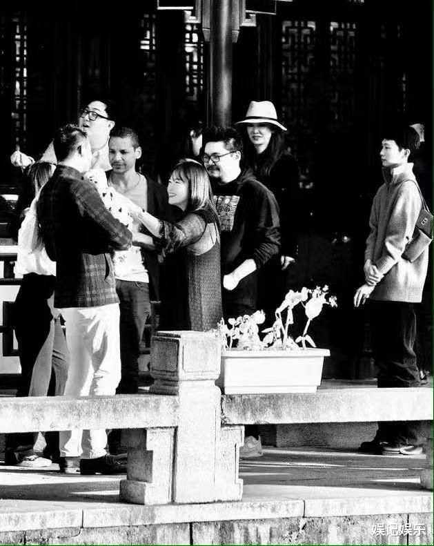 朱珠|朱珠在家陪女儿过节，开心晒母女合影，小公主眼睛跟妈妈一样漂亮