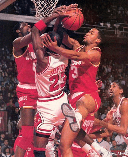 邁克爾·喬丹|喬丹當年面對什么級別防守？能活下來已是奇跡，飛在空中3人包夾