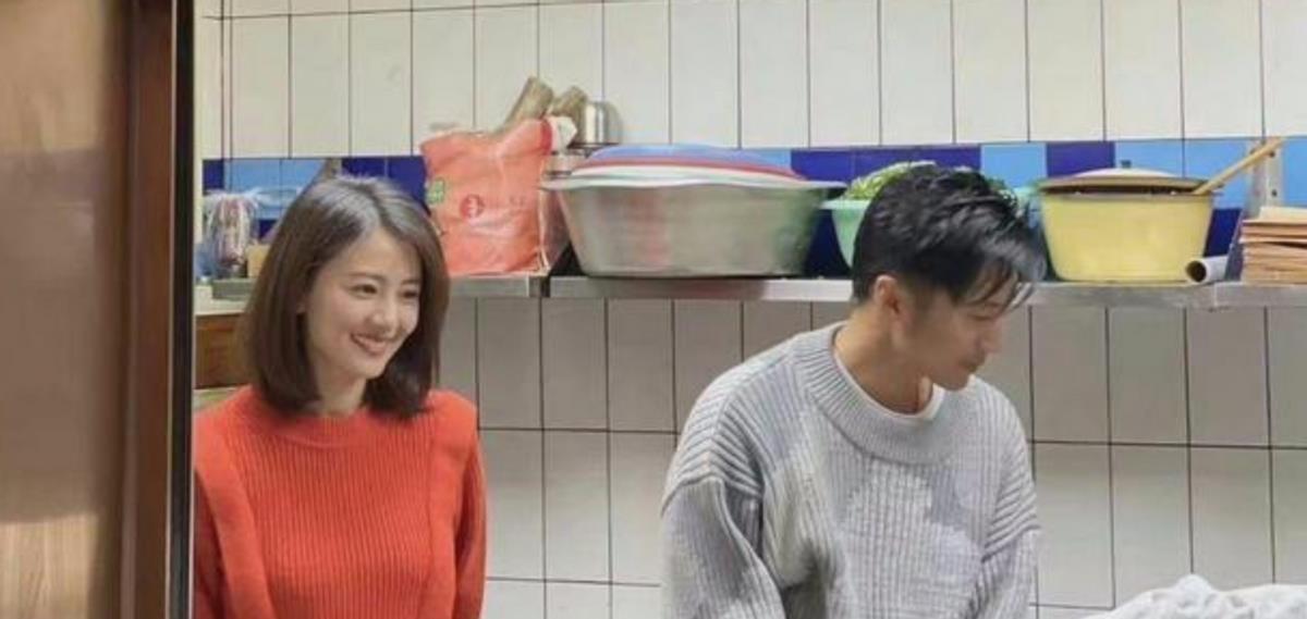 谢霆锋|谢霆锋与高圆圆同框，俩人边走边聊，男方为照顾女神特意放慢脚步