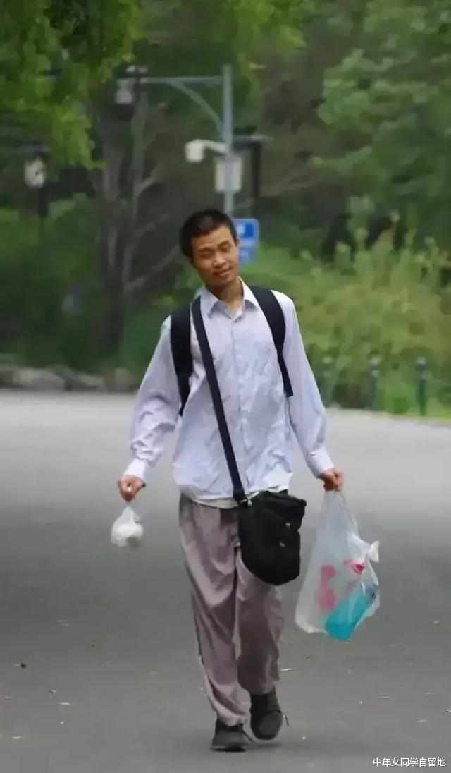 中年女同学自留地|北大扫地僧韦神又出现在人们视线，引妈妈粉丝觊觎，称是女婿人选